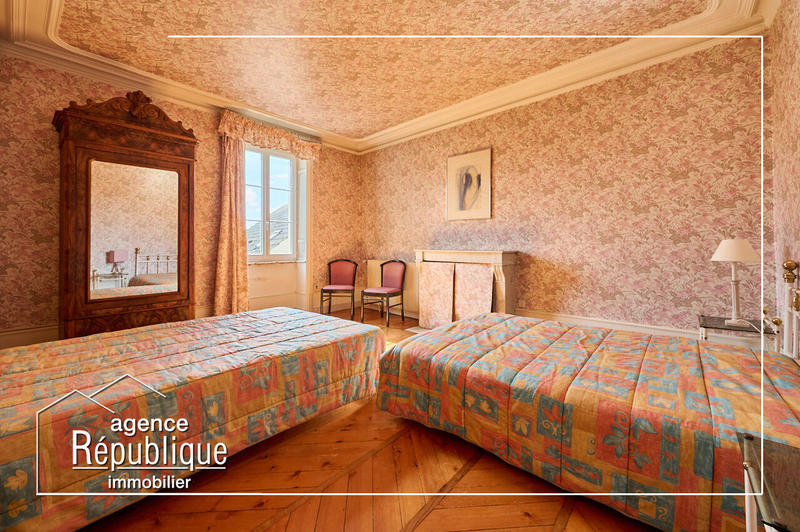 Maison - 320 m² - 13 pièces