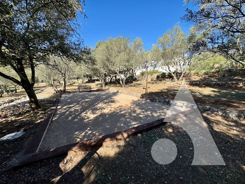 Maison - 350 m² - 12 pièces