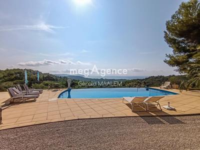 Maison - 250 m² - 7 pièces