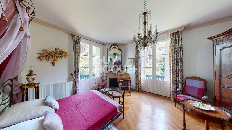 Maison - 360 m² - 9 pièces