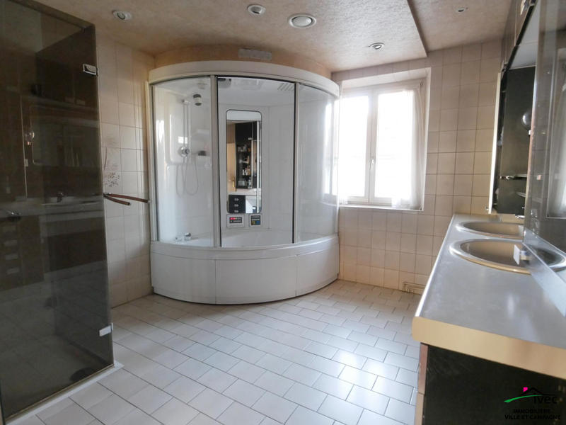 Maison - 238 m² - 8 pièces