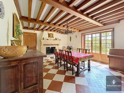 Maison - 240 m² - 10 pièces