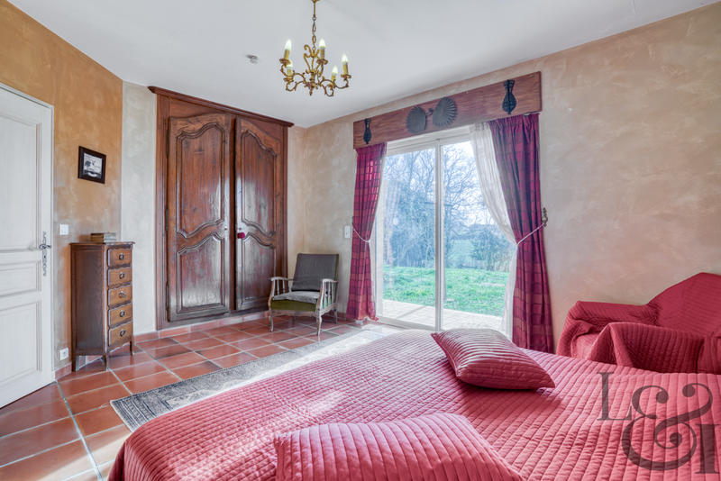 Maison - 1 600 m² - 40 pièces