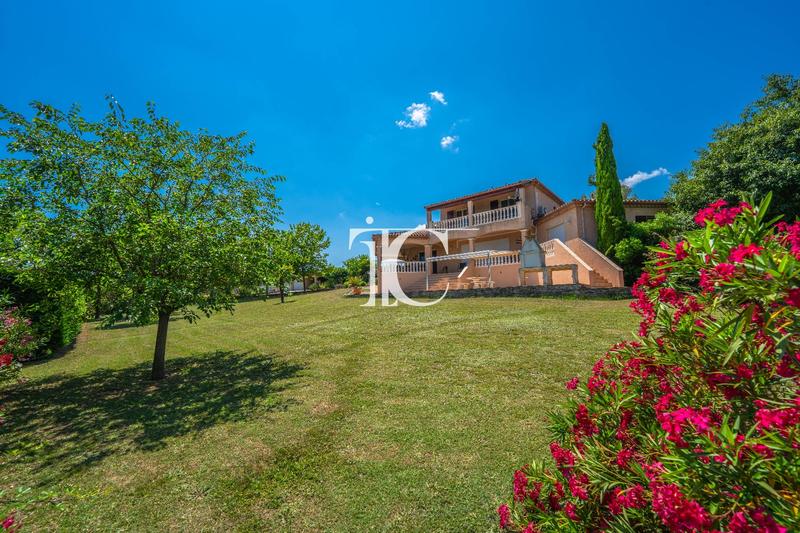 Maison - 200 m² - 6 pièces