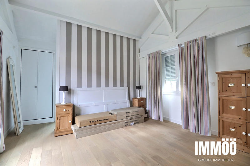 Maison - 225 m² - 10 pièces