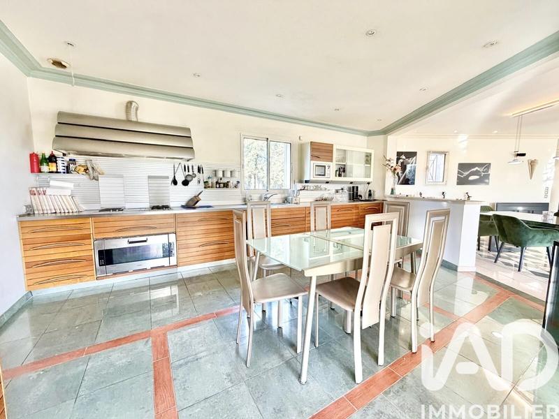 Maison - 300 m² - 5 pièces