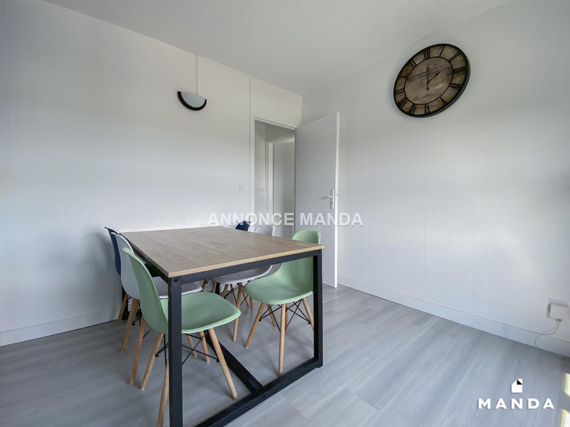 Chambre - 10 m² - 7 pièces