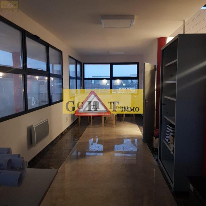 Entrepôt - 1 050 m²