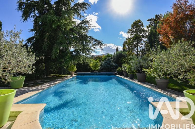 Maison - 210 m² - 5 pièces