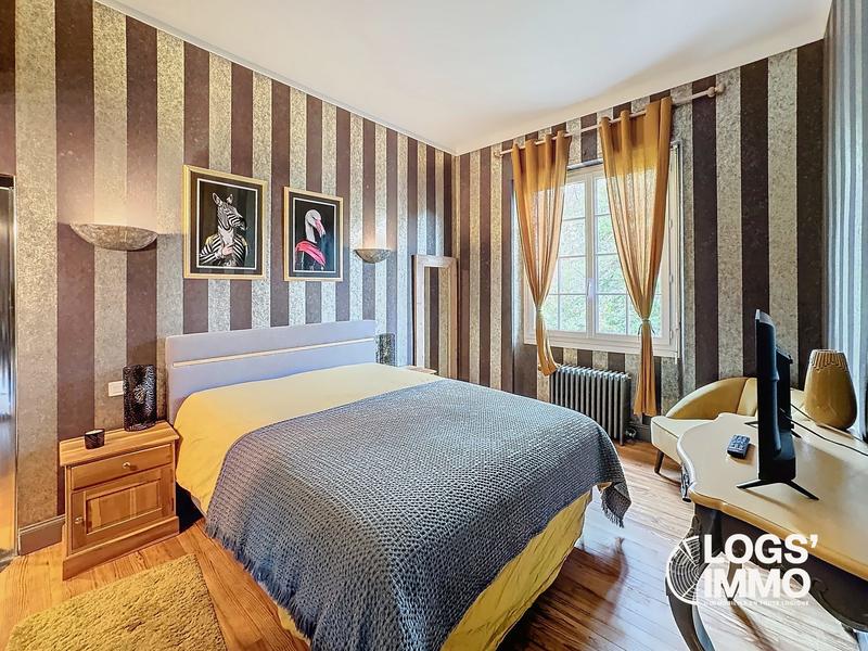 Maison - 260 m² - 8 pièces