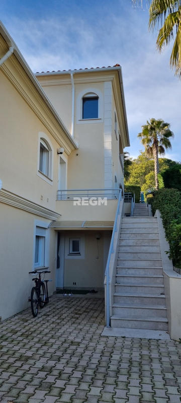 Maison - 400 m² - 12 pièces