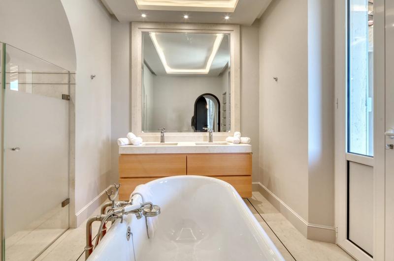 Villa - 1 200 m² - 16 pièces