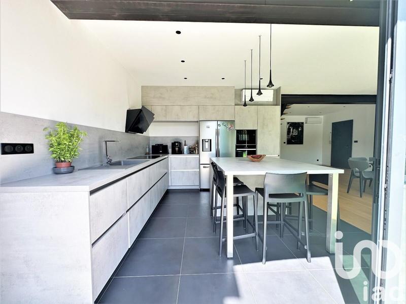 Maison - 280 m² - 8 pièces