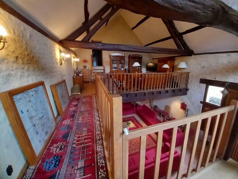 Maison - 360 m² - 8 pièces