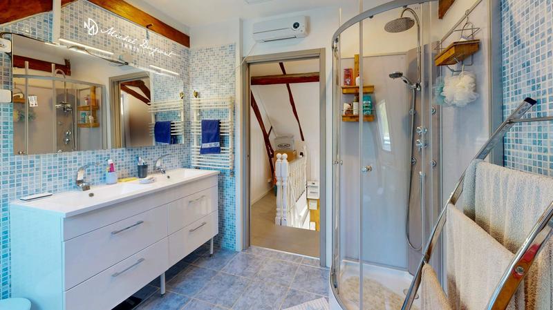 Maison - 225 m² - 9 pièces