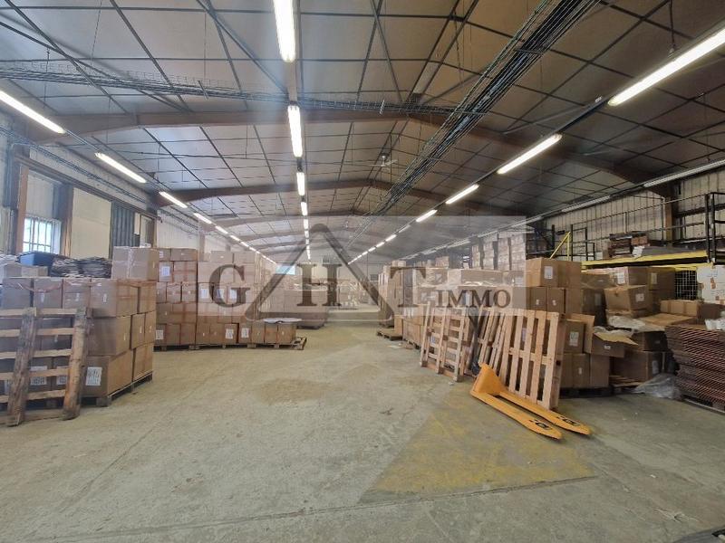 Entrepôt - 1 077 m²