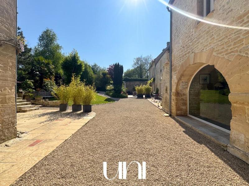 Maison - 305 m² - 11 pièces