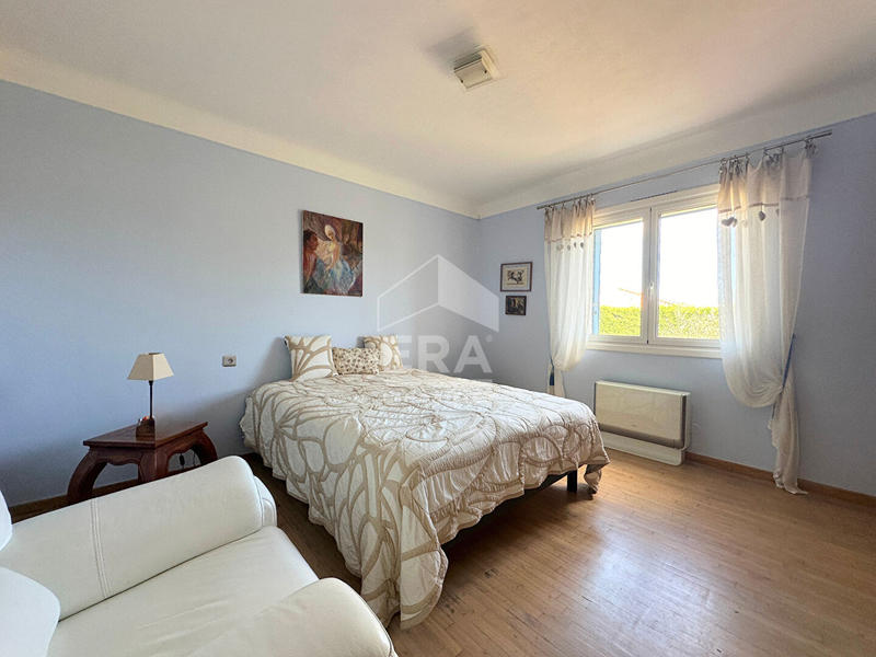 Maison - 270 m² - 9 pièces