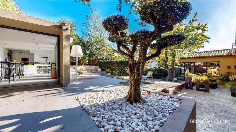 Demeure - 253 m² - 8 pièces