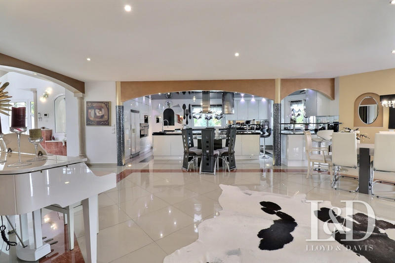 Maison contemporaine - 574 m² - 12 pièces