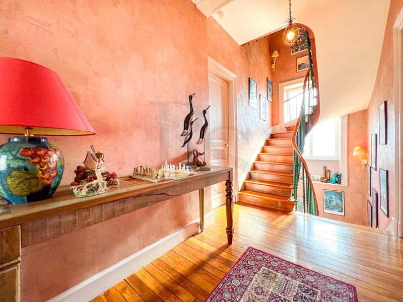 Maison - 235 m² - 10 pièces