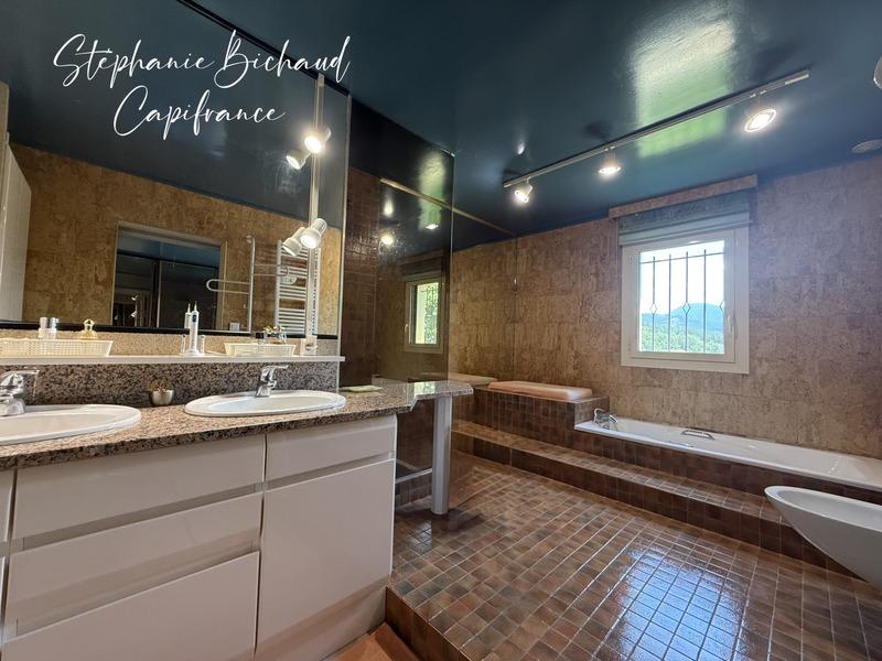 Maison - 212 m² - 7 pièces