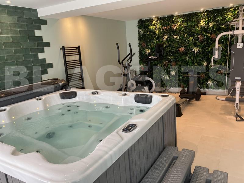 Maison - 255 m² - 10 pièces