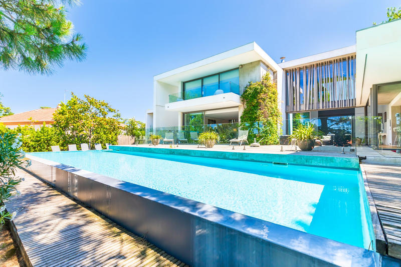 Maison contemporaine - 332 m² - 8 pièces