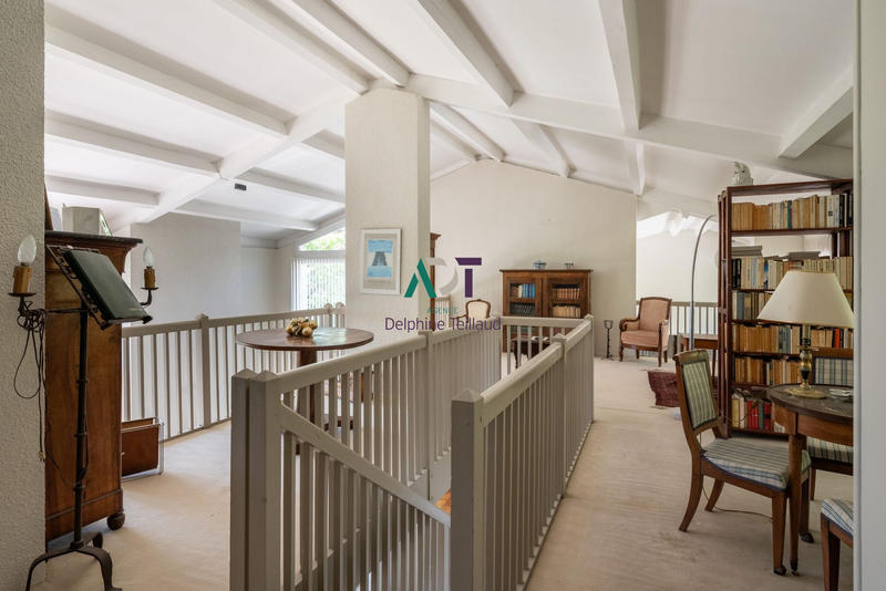 Maison - 286 m² - 9 pièces