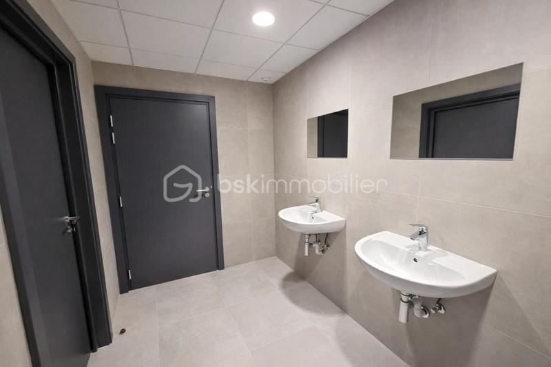 Local d'activité / Entrepôt - 1 383 m² - 15 pièces