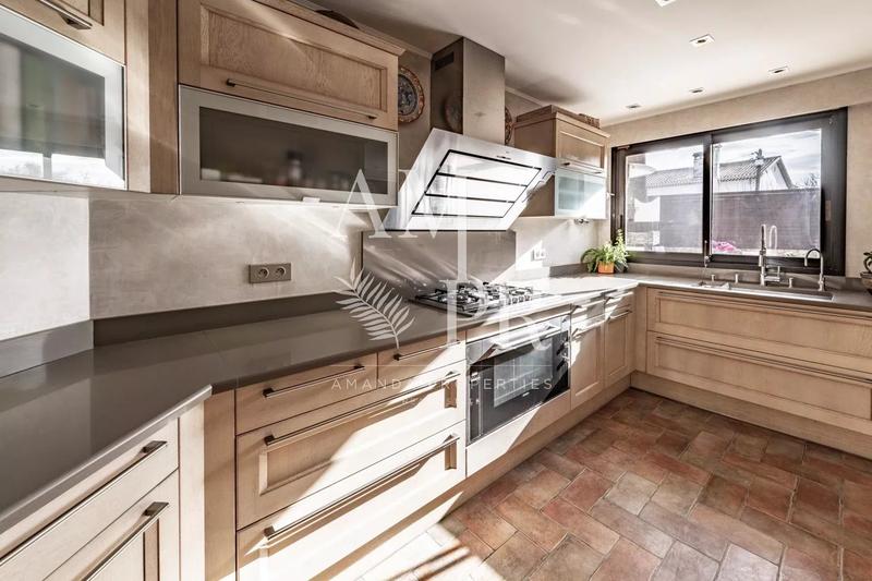 Maison - 500 m² - 9 pièces