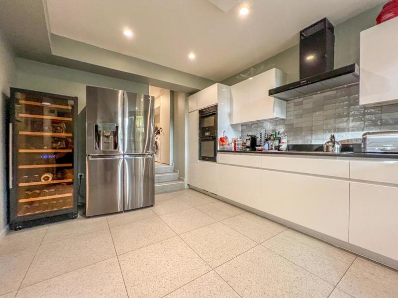 Appartement bourgeois - 231 m² - 10 pièces