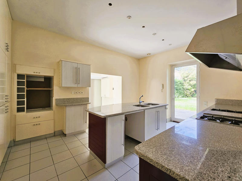 Maison - 446 m² - 14 pièces