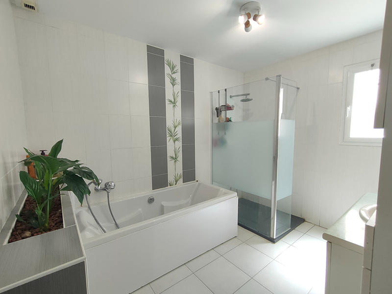 Maison - 247 m² - 8 pièces