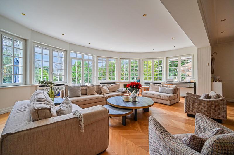 Maison - 418 m² - 9 pièces