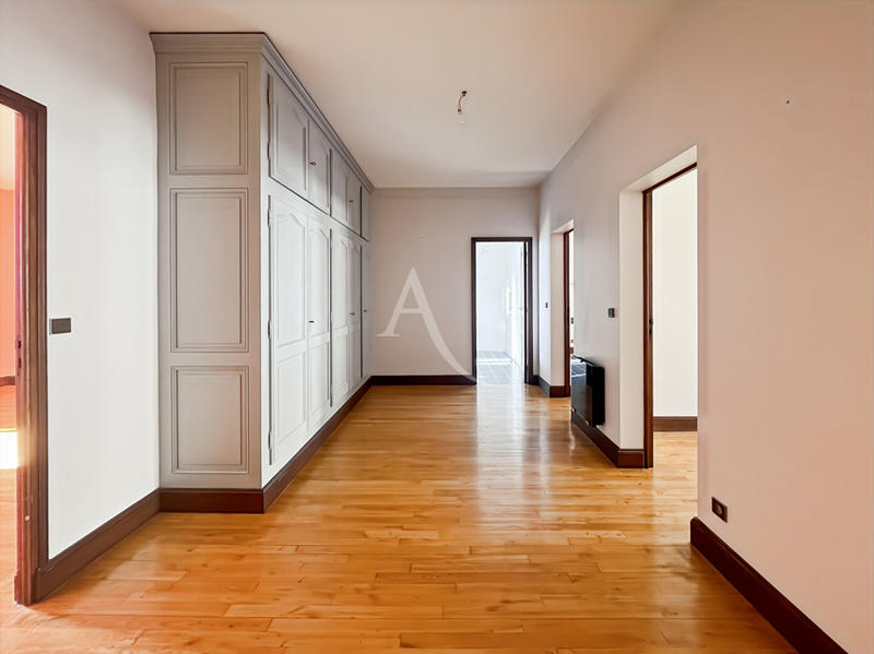 Maison - 230 m² - 8 pièces