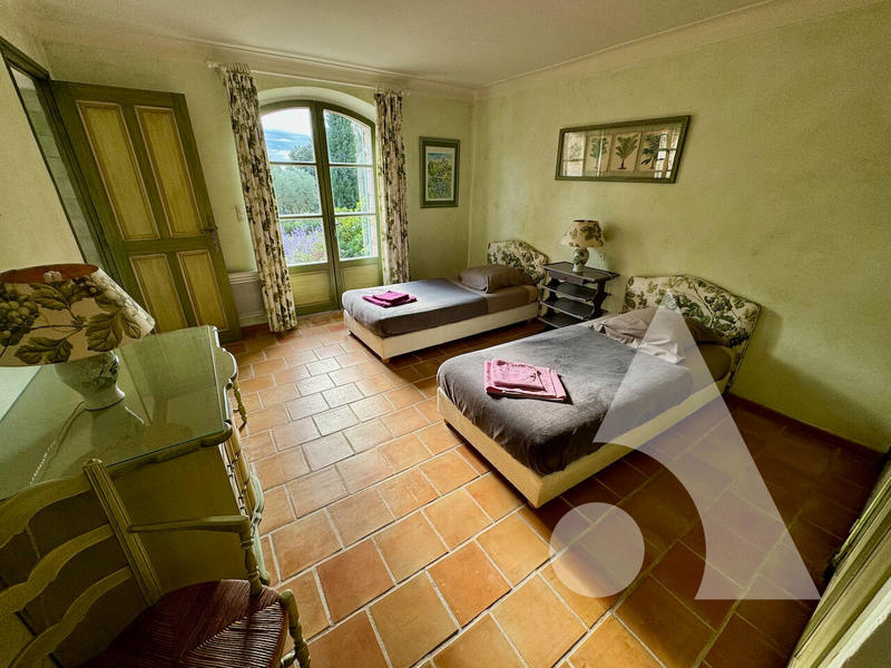 Maison - 640 m² - 18 pièces