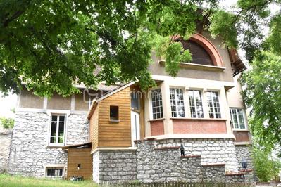 Demeure - 225 m² - 8 pièces