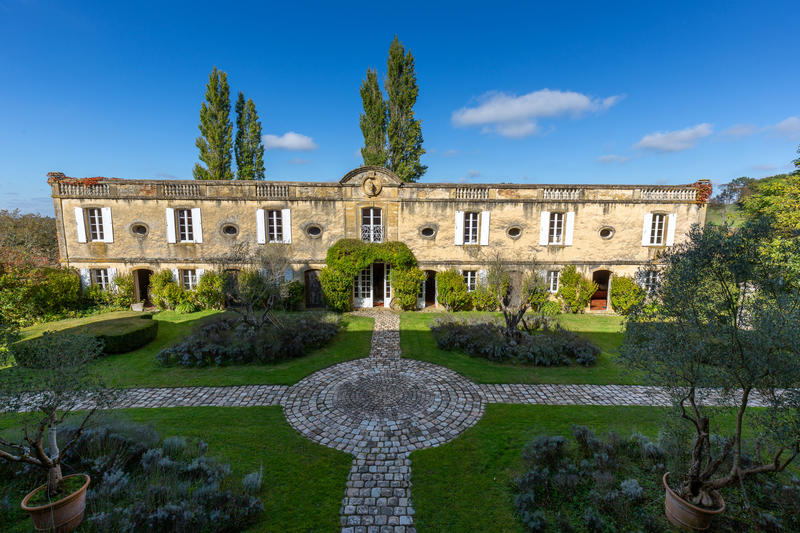 Château - 1 302 m² - 25 pièces