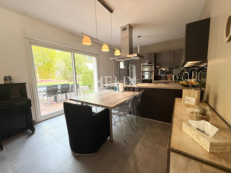 Maison - 200 m² - 6 pièces