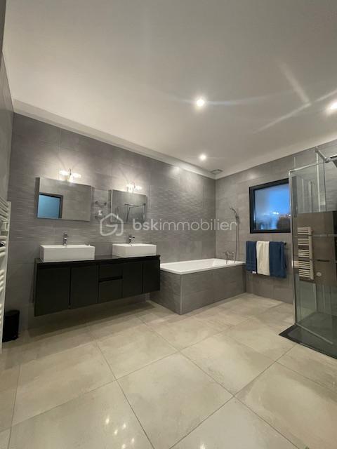 Maison - 257 m² - 9 pièces