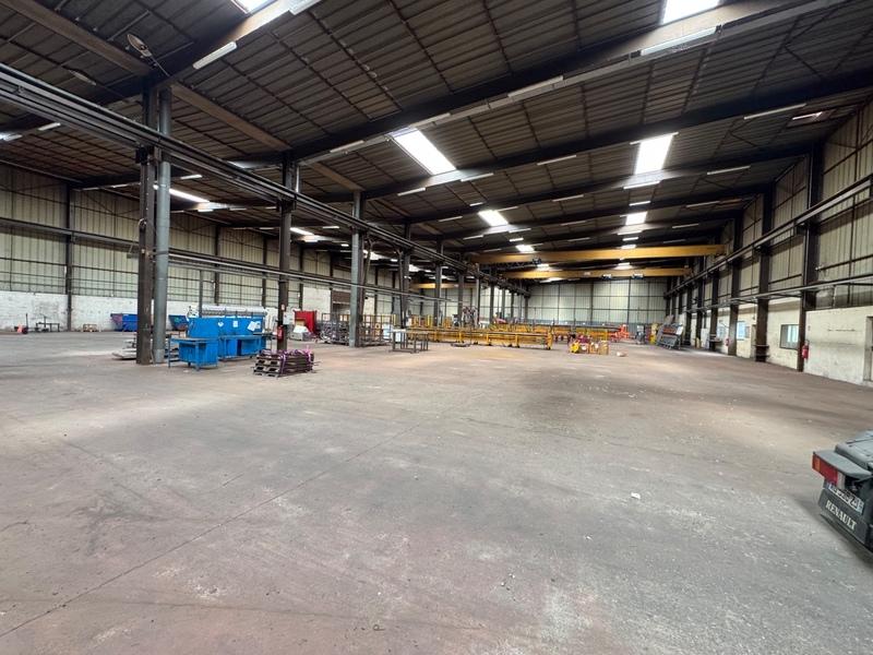 Entrepôt - 2 800 m² - 9 pièces