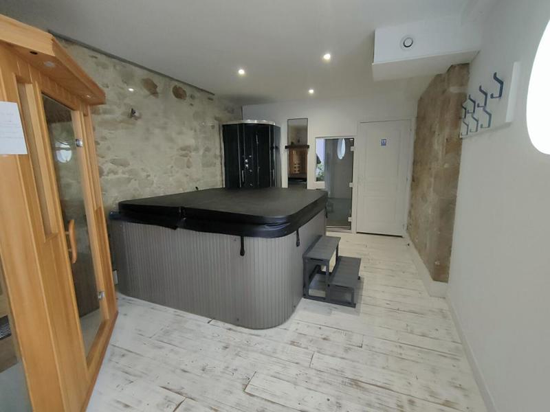 Maison - 373 m² - 20 pièces