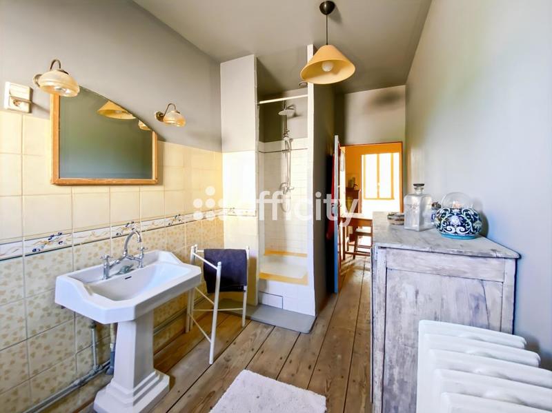 Maison - 250 m² - 9 pièces