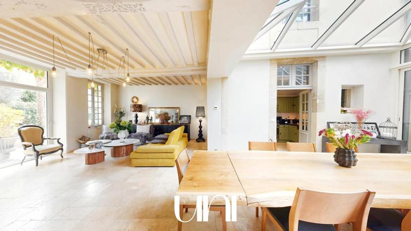 Maison - 300 m² - 9 pièces