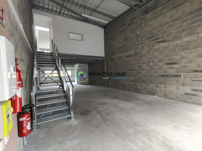 Entrepôt - 111 m²