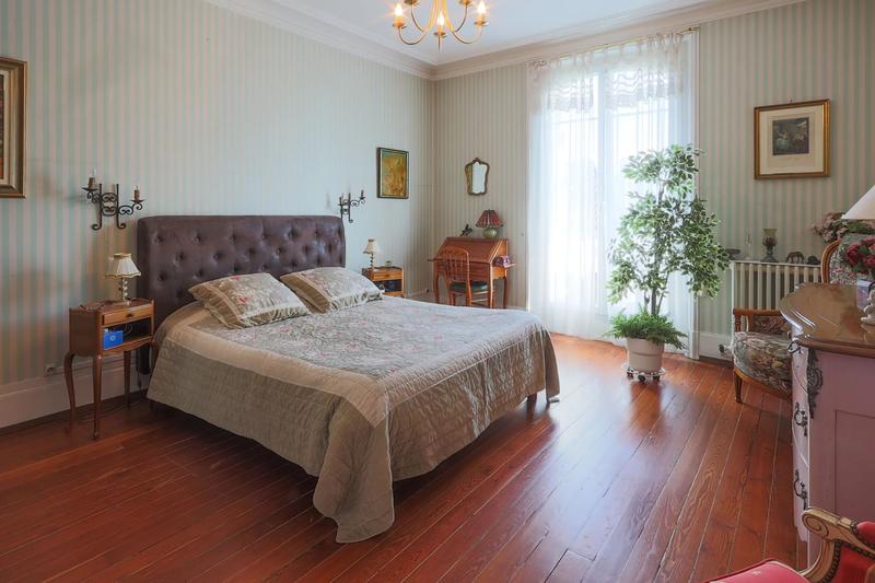 Maison - 240 m² - 8 pièces