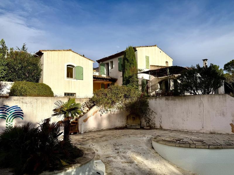 Maison - 230 m² - 8 pièces