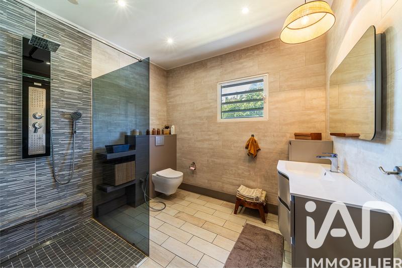 Maison - 235 m² - 7 pièces