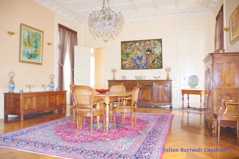 Château - 1 098 m² - 22 pièces